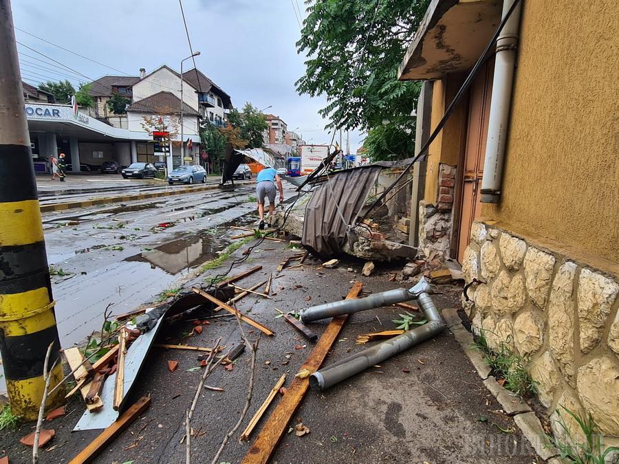 Imaginile dezastrului lăsat în urmă de Codul roşu de vijelii. Acoperişuri smulse, copaci doborâţi, maşini avariate, locuinţe fără energie electrică 848724