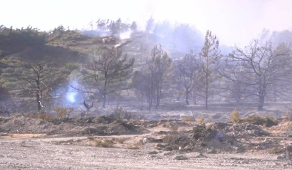Încă o zi de infern în Rhodos: Noi localități evacuate și oameni salvați din calea flăcărilor. Voluntarii luptă cot la cot cu pompierii pentru stingerea focului