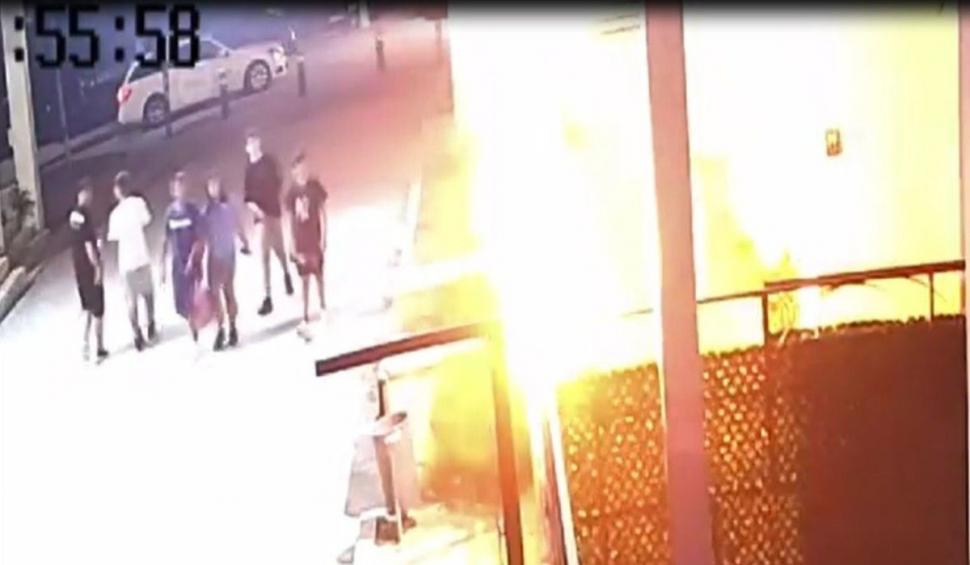Un tânăr a incendiat gardul unui club din Costinești, apoi a fugit | Incidentul a fost surprins de camerele de supraveghere 848525