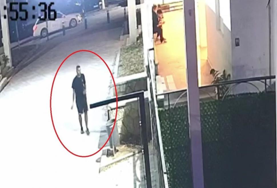 Un tânăr a incendiat gardul unui club din Costinești, apoi a fugit | Incidentul a fost surprins de camerele de supraveghere 848526