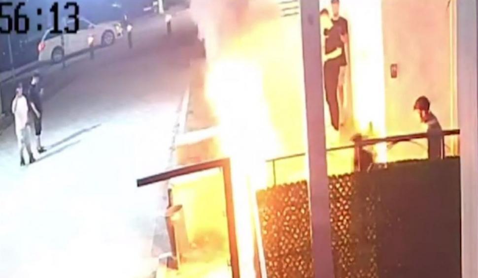 Un tânăr a incendiat gardul unui club din Costinești, apoi a fugit | Incidentul a fost surprins de camerele de supraveghere 848528