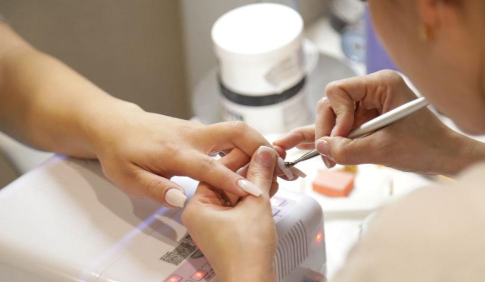 Ana a picat Bac-ul, dar câştigă 8.000 de lei pe lună. "Mi-a plăcut că este o meserie curată, frumoasă, bănoasă" 848845