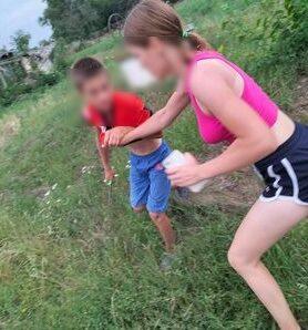 ”Numai scandal toată ziua, omoară pisici” Un copil amenință cu cuțitul o tânără, în Botoșani 848860