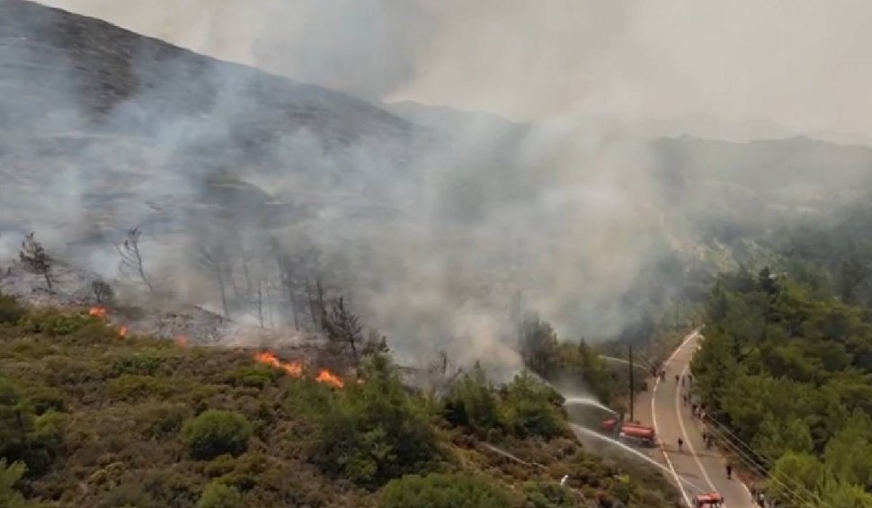 Incendiile devastatoare sunt de neoprit în Rhodos. Drumuri cuprinse de foc, ferme mistuite de flăcări și animale rămase fără hrană
