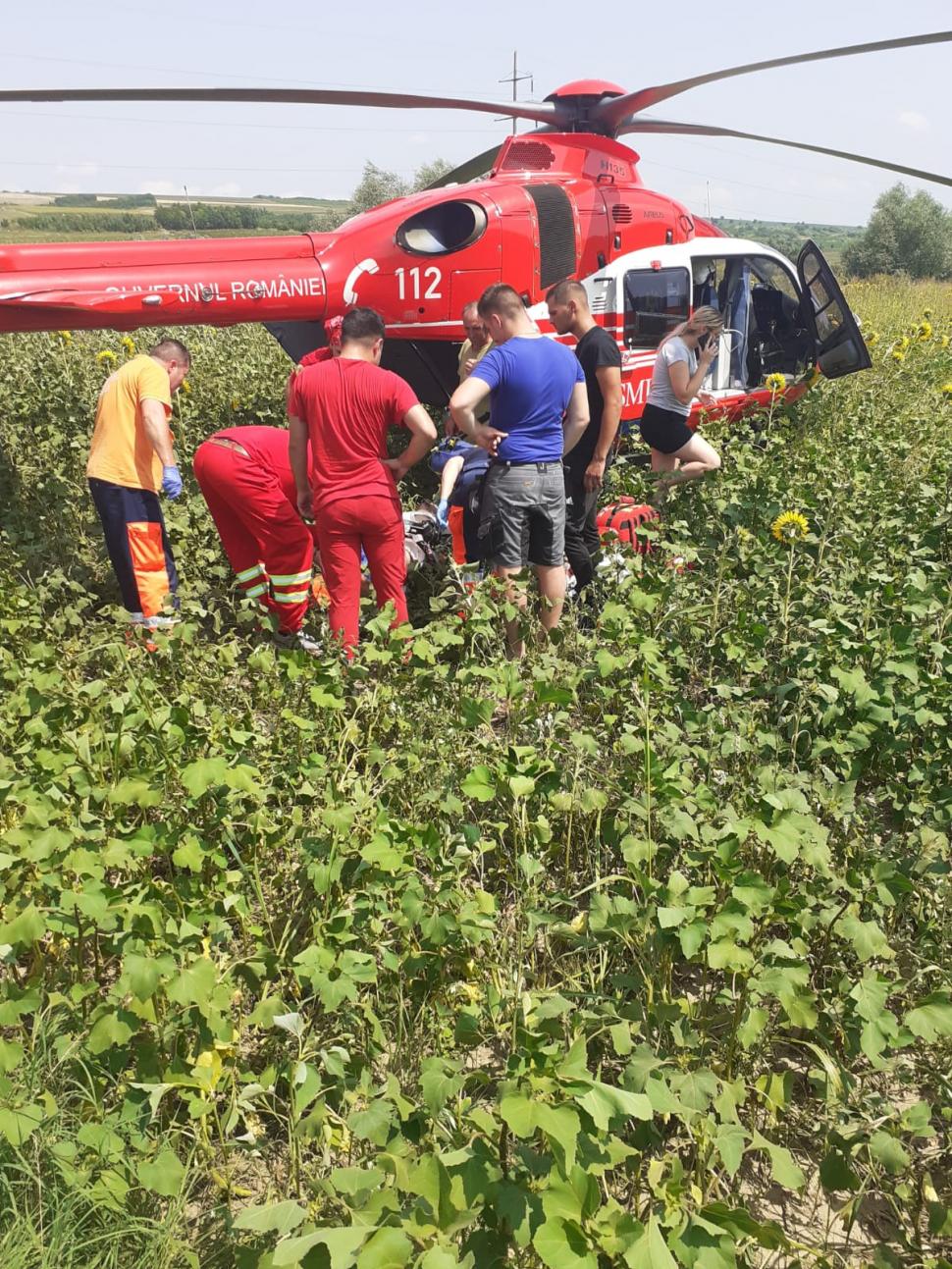 O mașină s-a prăbușit de pe un pod într-o râpă, în localitatea Bohotin din județul Iași. Elicopterul SMURD, trimis la fața locului 848883