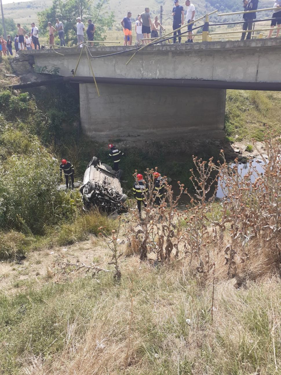 O mașină s-a prăbușit de pe un pod într-o râpă, în localitatea Bohotin din județul Iași. Elicopterul SMURD, trimis la fața locului 848884
