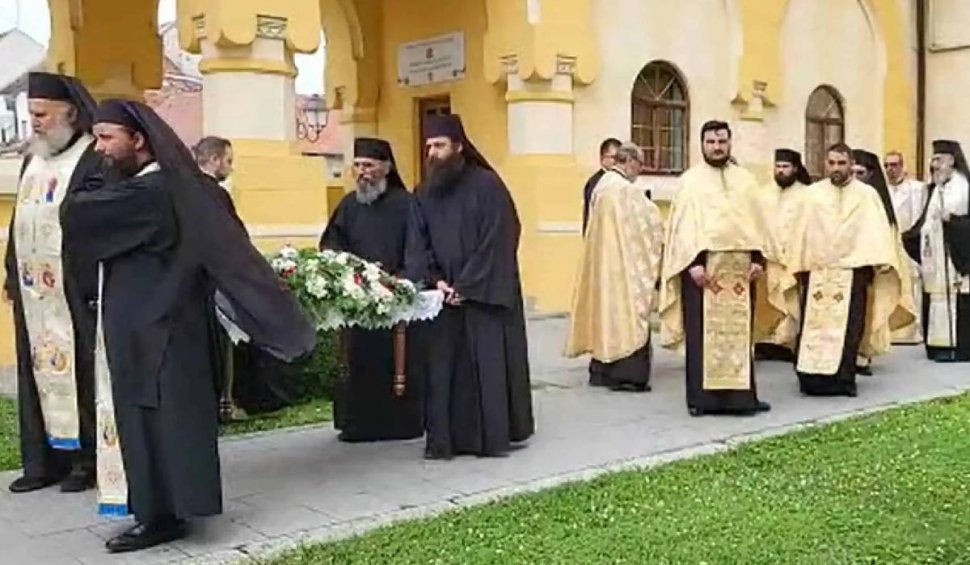 Moaștele Sfintei Ana au ajuns la Catedrala din Alba Iulia. Sute de credincioși au venit să se închine la mama Maicii Domnului