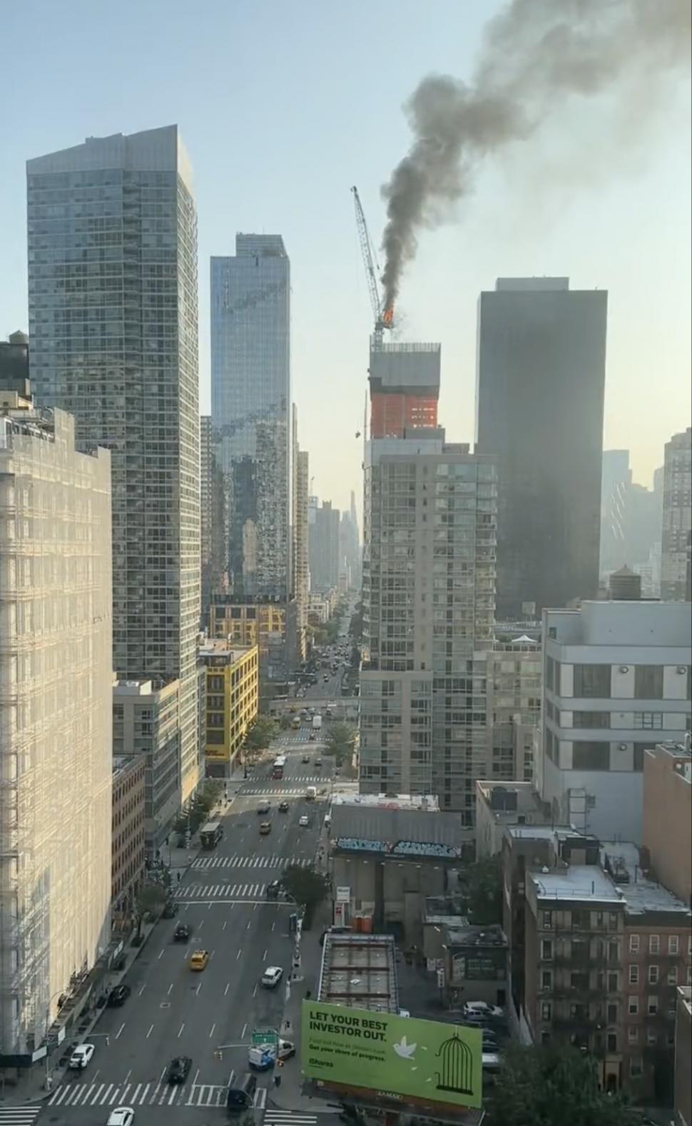 Momentul în care o macara ia foc și se prăbuşeşte în New York | Șase oameni au fost răniți 848896