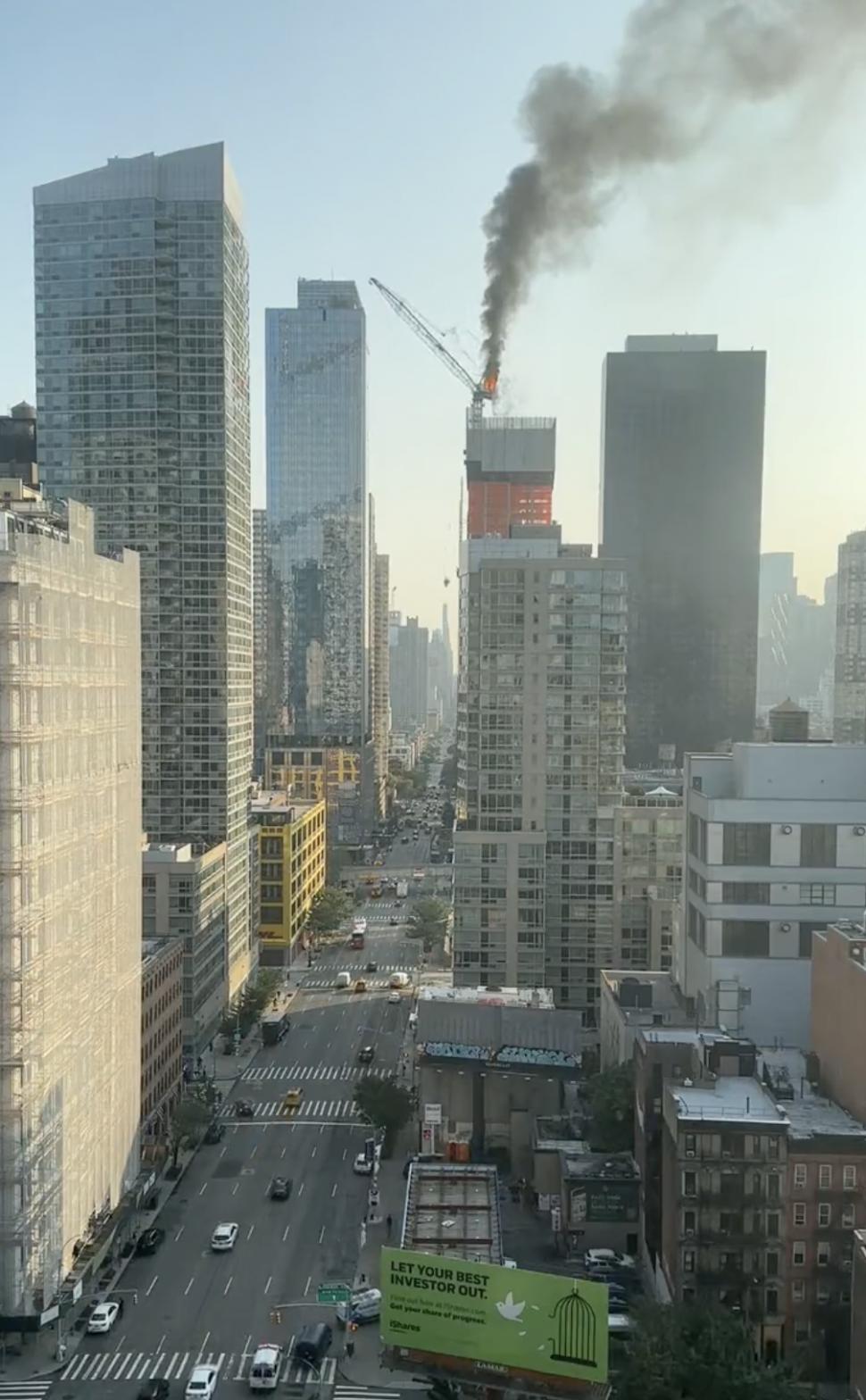 Momentul în care o macara ia foc și se prăbuşeşte în New York | Șase oameni au fost răniți 848897