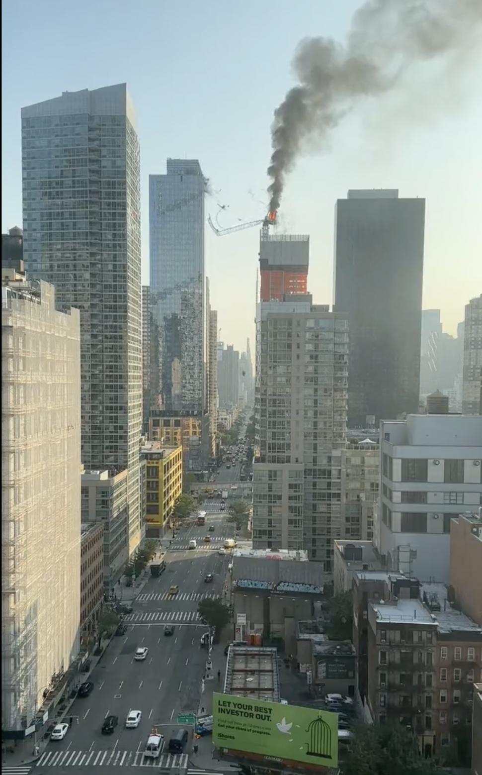 Momentul în care o macara ia foc și se prăbuşeşte în New York | Șase oameni au fost răniți 848898