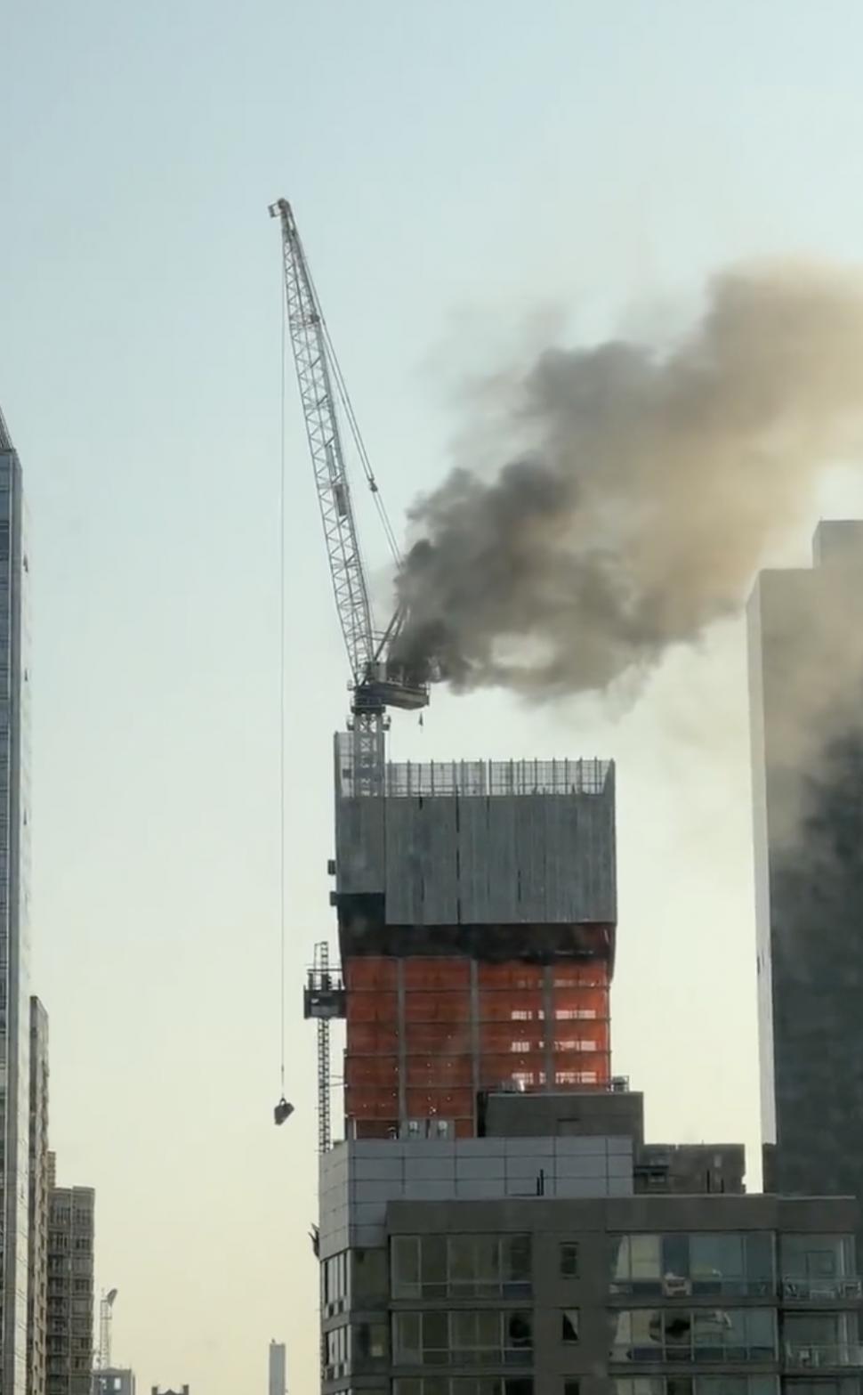 Momentul în care o macara ia foc și se prăbuşeşte în New York | Șase oameni au fost răniți 848899