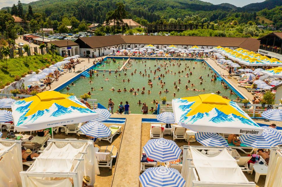 "Ștrandul fără fund", locul unic în România unde oamenii se tratează cu apă sărată 848919