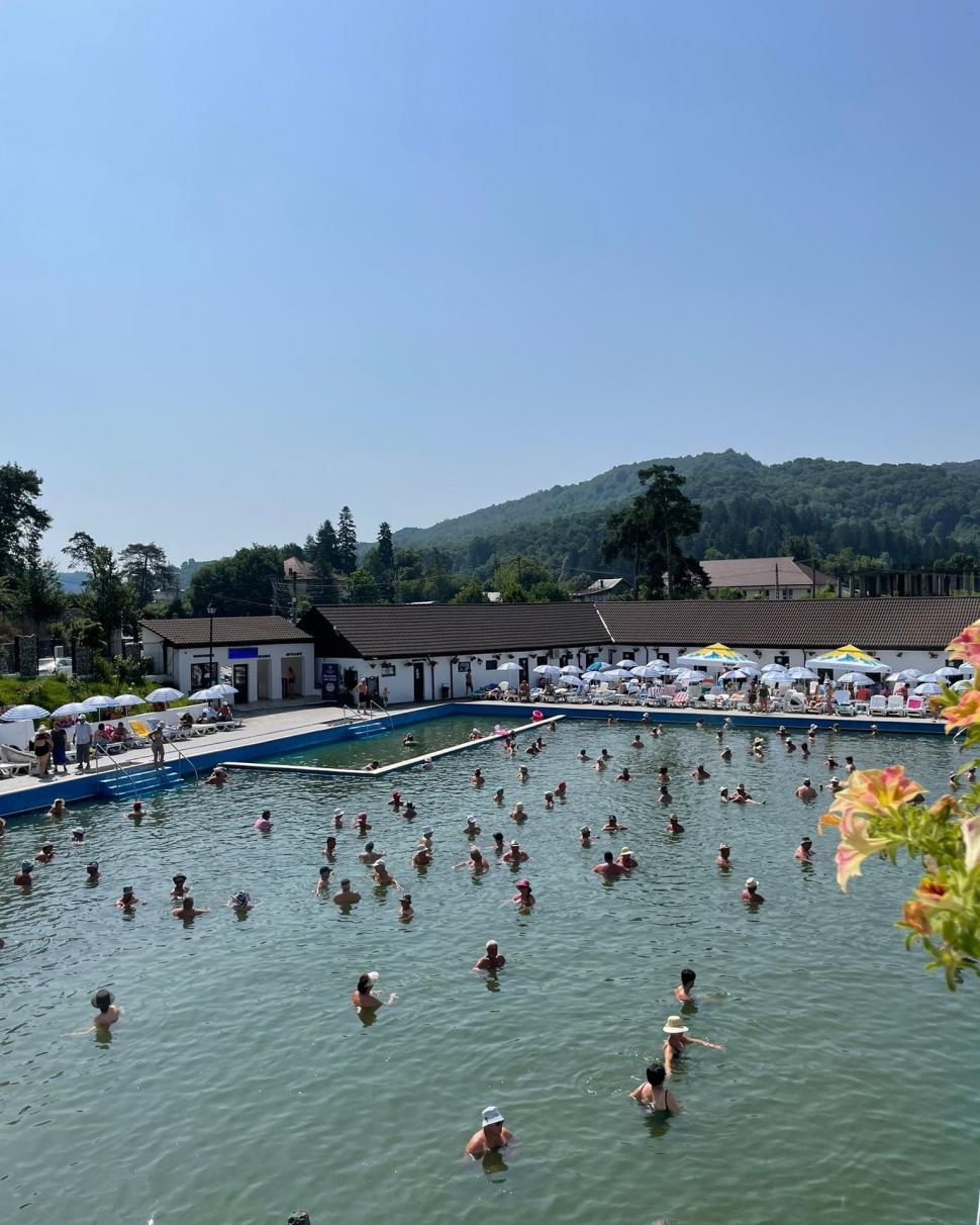 "Ștrandul fără fund", locul unic în România unde oamenii se tratează cu apă sărată 848920