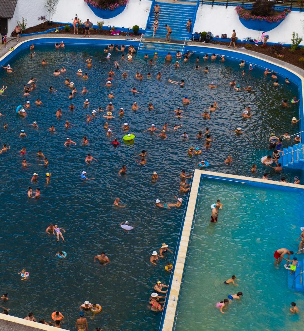 "Ștrandul fără fund", locul unic în România unde oamenii se tratează cu apă sărată 848921