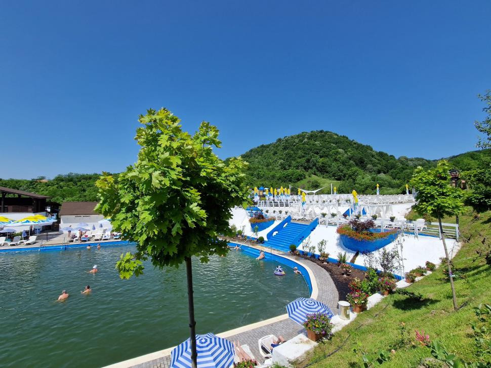 "Ștrandul fără fund", locul unic în România unde oamenii se tratează cu apă sărată 848922