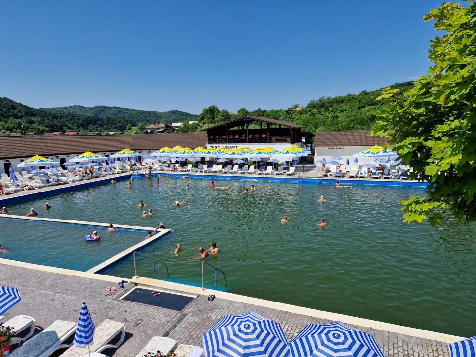 "Ștrandul fără fund", locul unic în România unde oamenii se tratează cu apă sărată 848923