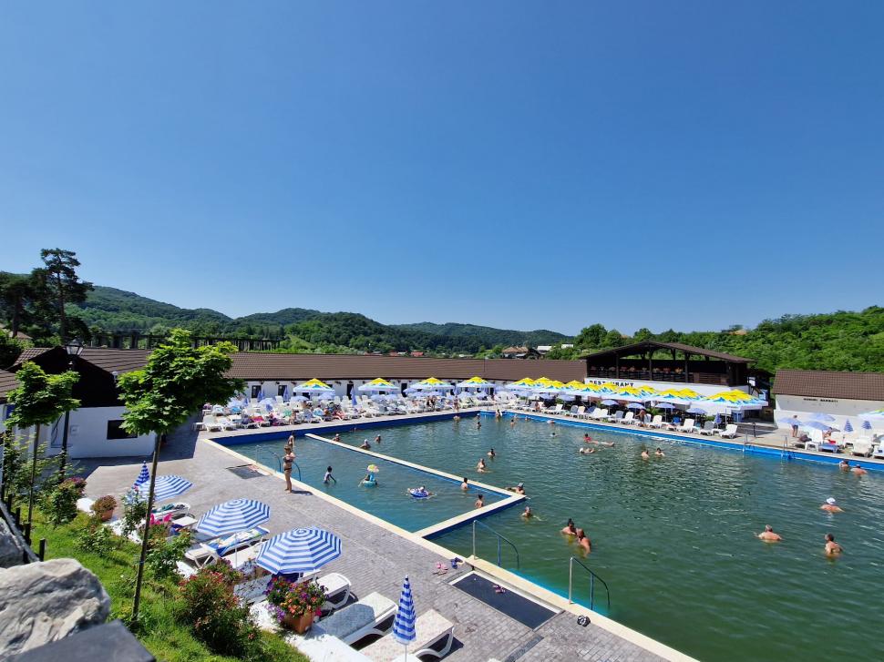 "Ștrandul fără fund", locul unic în România unde oamenii se tratează cu apă sărată 848924