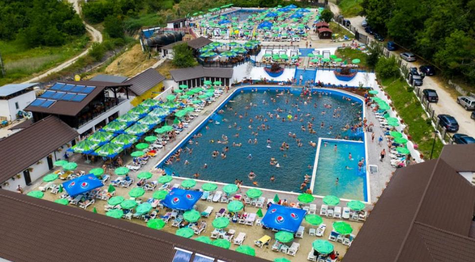 "Ștrandul fără fund", locul unic în România unde oamenii se tratează cu apă sărată 848925