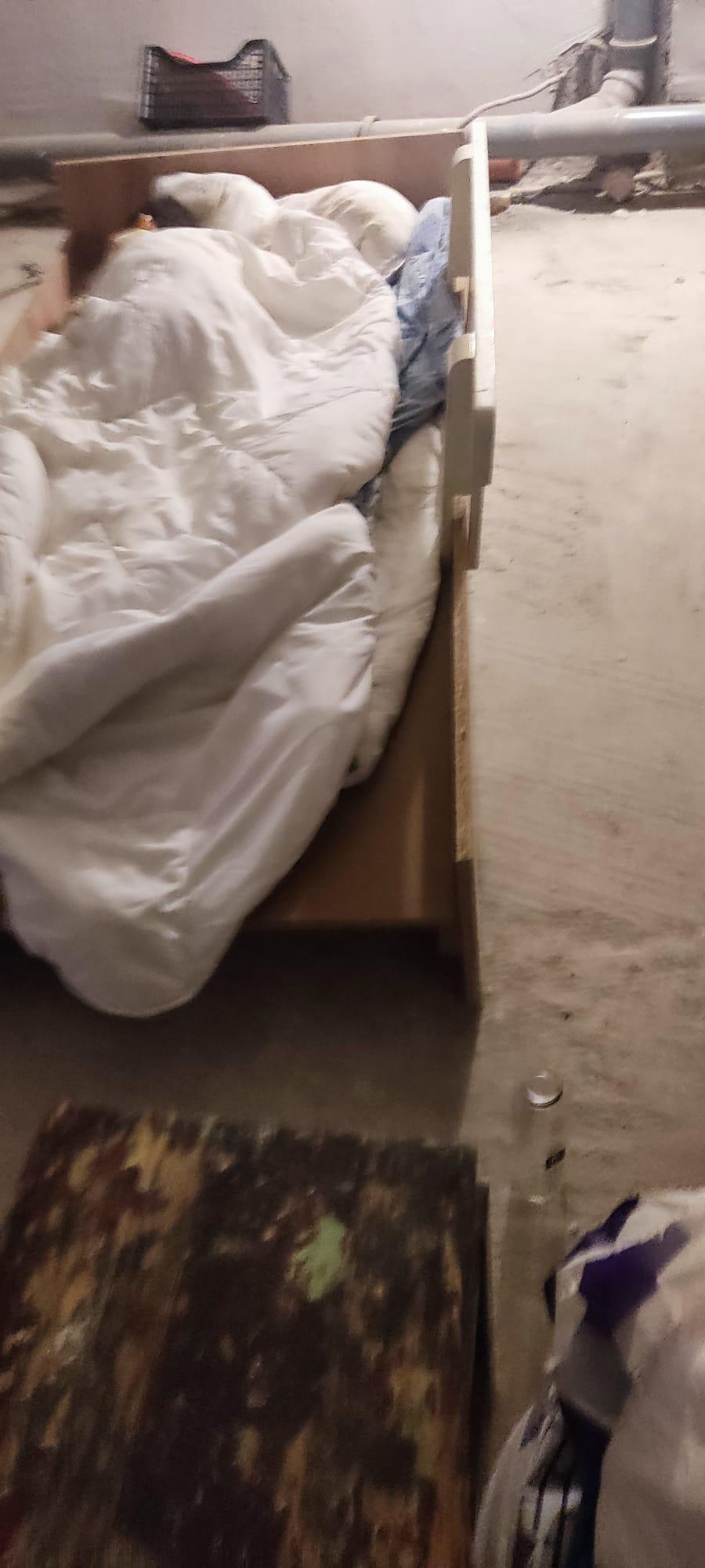 Oameni nemâncaţi şi neîngrijiţi, închişi la subsolul unui azil din Mureş. Primele imagini de la faţa locului 849210