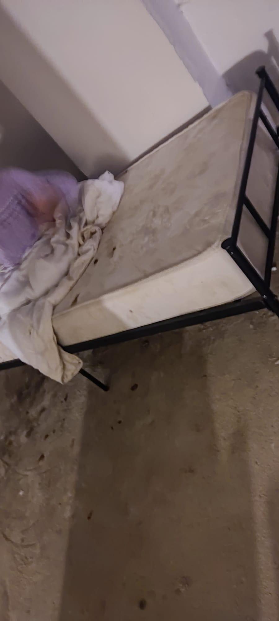 Oameni nemâncaţi şi neîngrijiţi, închişi la subsolul unui azil din Mureş. Primele imagini de la faţa locului 849215