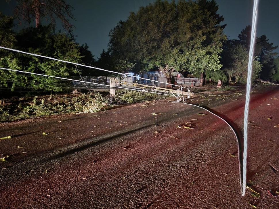 Fenomenele meteo au produs pagube serioase în România. Străzi inundate, copaci căzuți și stâlpi de electricitate puși la pământ de vântul puternic  849034