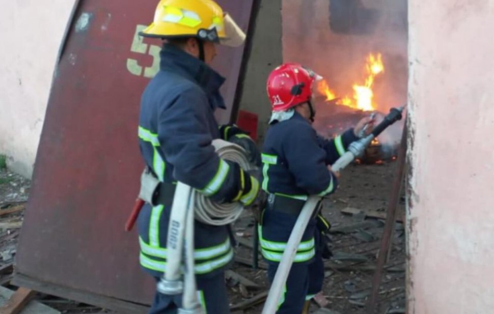 Incendiu puternic într-o vopsitorie din Satu Mare: Trei oameni au fost răniți