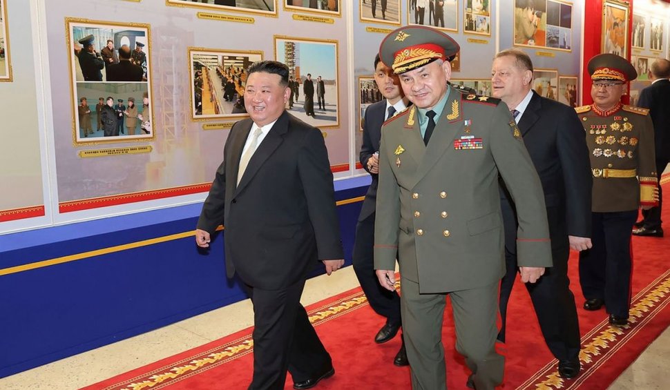 Kim Jong-un i-a arătat lui Serghei Șoigu rachetele nucleare din Coreea de Nord și o dronă de război care pare "clonată" după modelul american RQ-4 Global Hawk