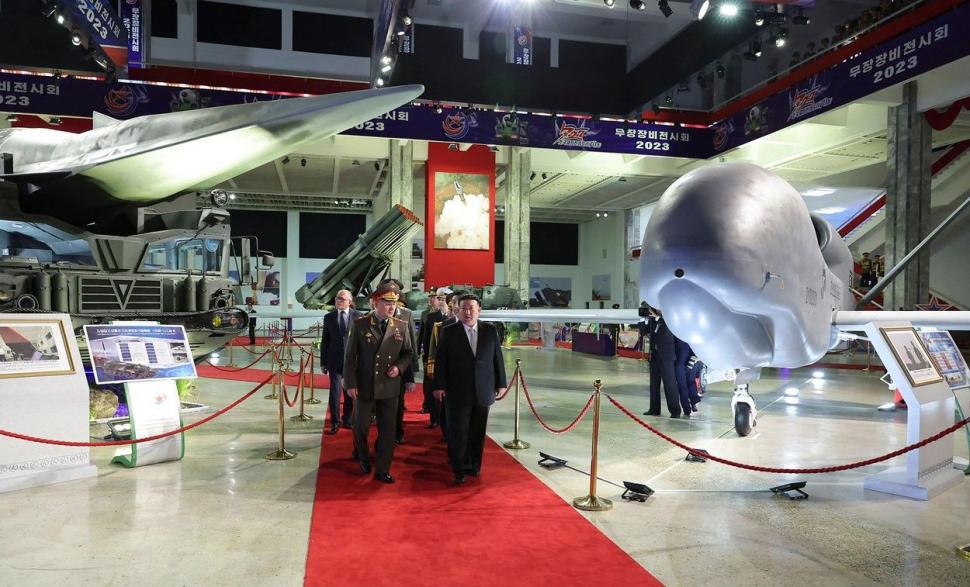 Kim Jong-un i-a arătat lui Serghei Șoigu rachetele nucleare din Coreea de Nord și o dronă de război care pare "clonată" după modelul american RQ-4 Global Hawk 849126
