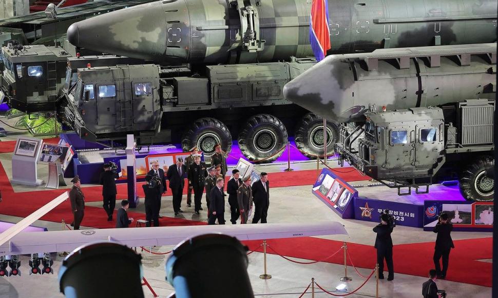 Kim Jong-un i-a arătat lui Serghei Șoigu rachetele nucleare din Coreea de Nord și o dronă de război care pare "clonată" după modelul american RQ-4 Global Hawk 849127