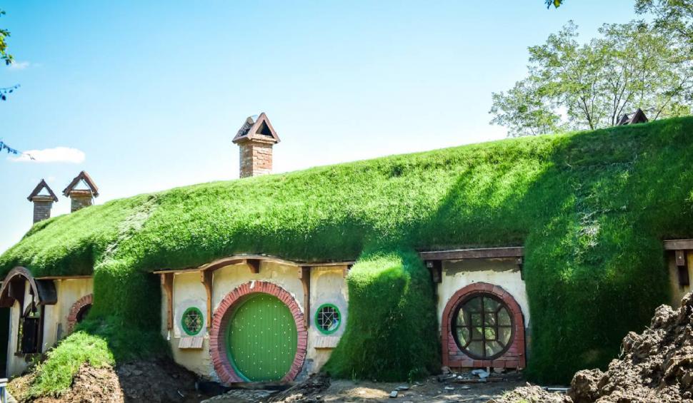 "Casa hobbiților", un nou obiectiv turistic la marginea Sibiului. Povestea Boierului Ilie, românul îndrăgostit de viața trăită în mijlocul naturii 849382