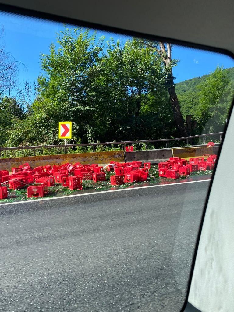 Sute de lăzi cu sticle cu bere au ajuns pe DN1, după ce au căzut dintr-un TIR, în Posada. Traficul este restricţionat 849288