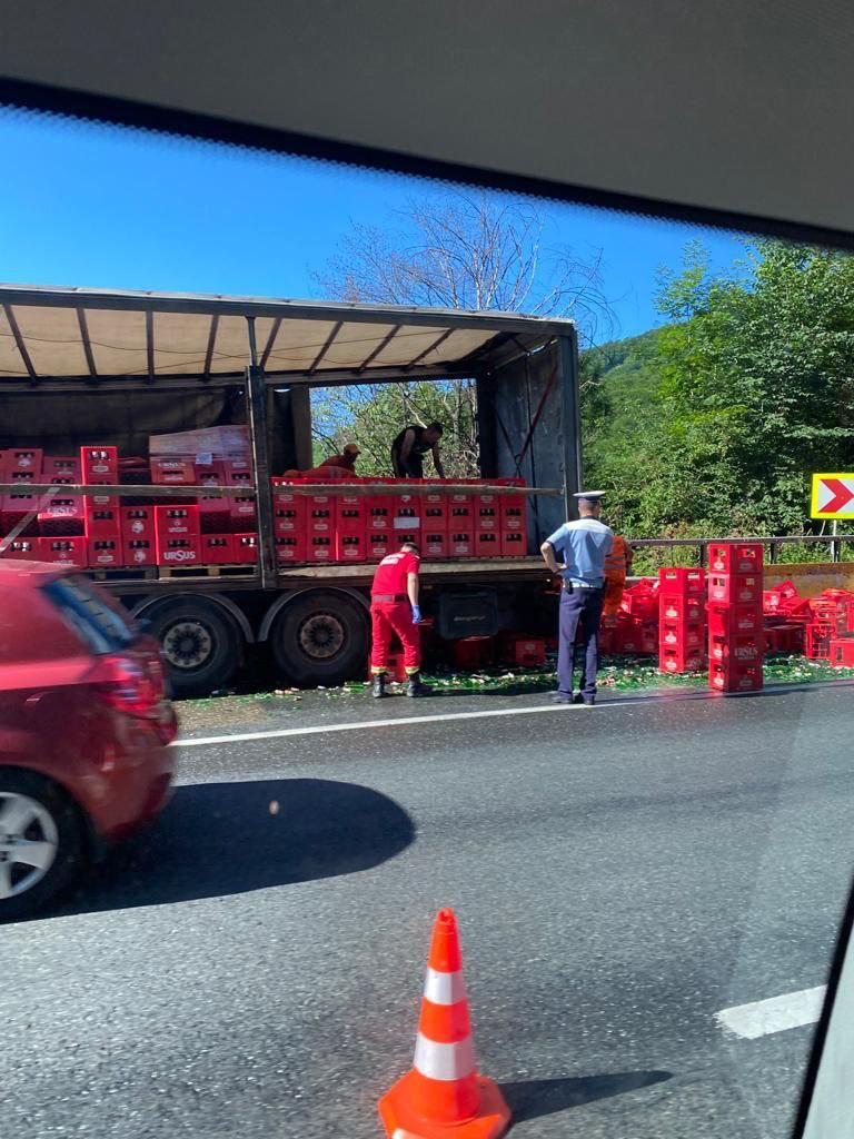 Sute de lăzi cu sticle cu bere au ajuns pe DN1, după ce au căzut dintr-un TIR, în Posada. Traficul este restricţionat 849289