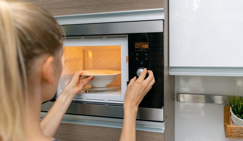 Alimente pe care nu trebuie să le încălzești la cuptorul cu microunde. Poți distruge mâncarea, dar și aparatul