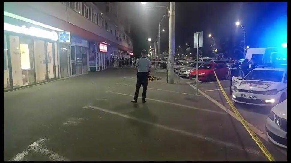Un bărbat a murit, după ce a căzut de la etajul 7 al unui bloc din cartierul bucureștean Berceni. Primele imagini de la locul tragediei 849577