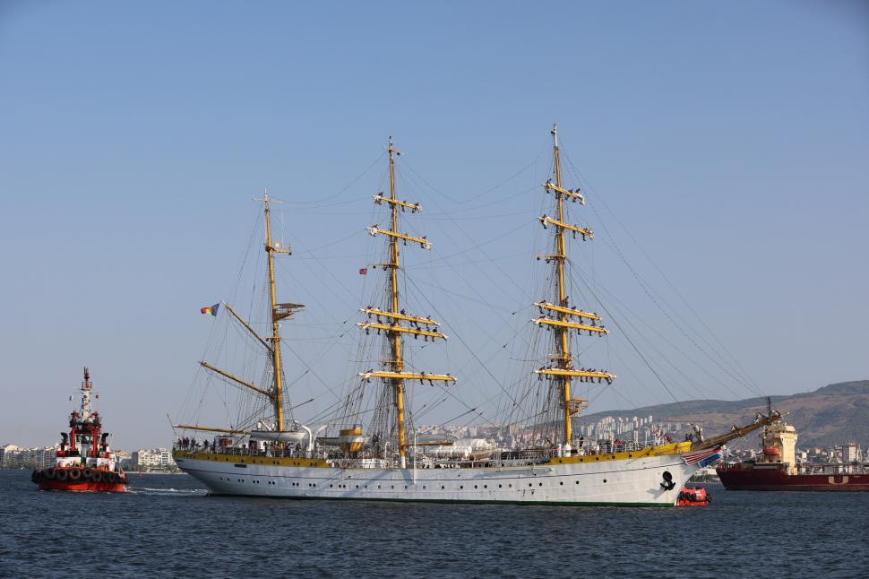 Imagini inedite cu Bricul Mircea în portul Izmir. Petrecere românească la bord cu membri ai comandamentelor NATO 849531