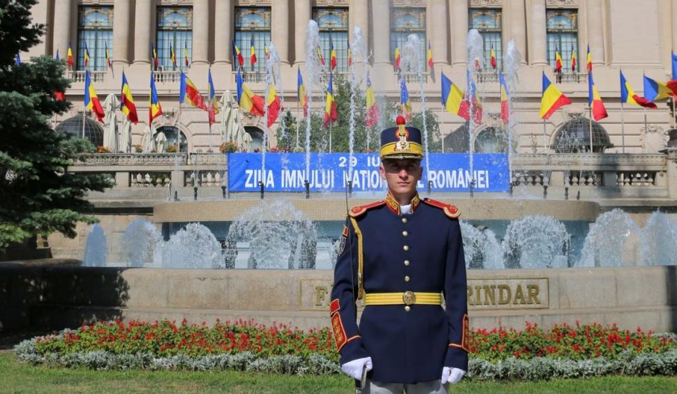 Ceremonie cu ocazia Zilei Imnului Național, în centrul Bucureștiului. Clipe emoționante în fața Cercului Militar 849553