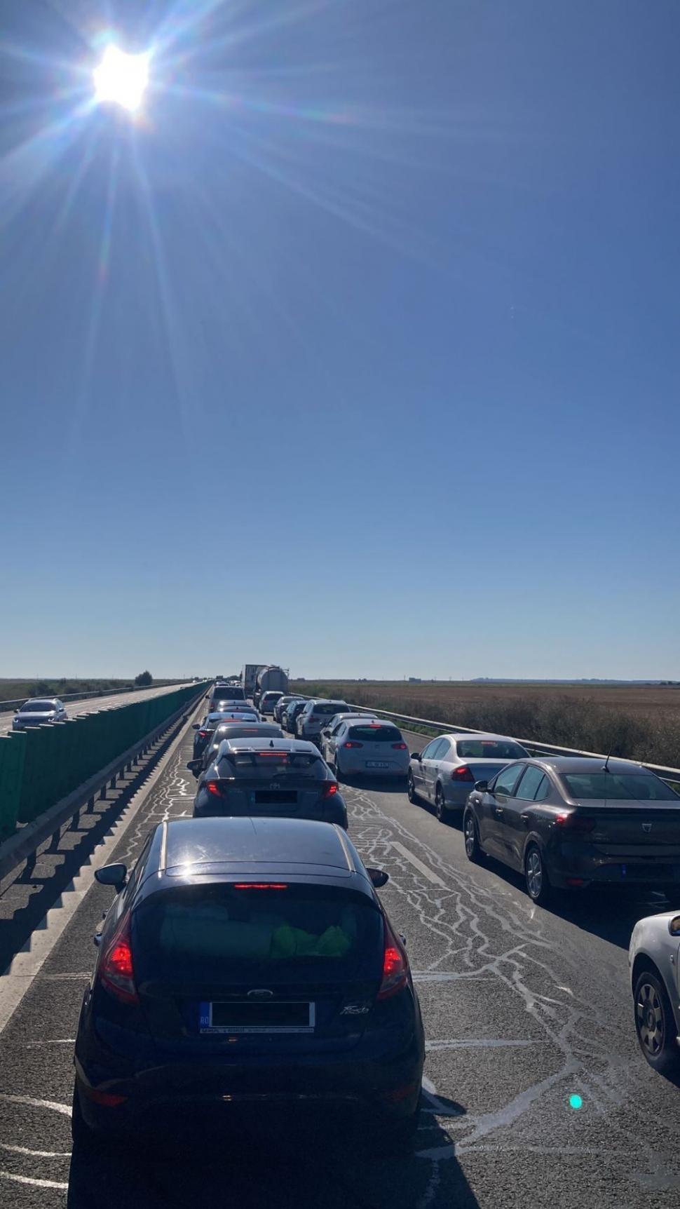 Coadă de maşini de cinci kilometri în drumul spre mare. Trei accidente rutiere au avut loc pe A2 spre Constanţa 849445