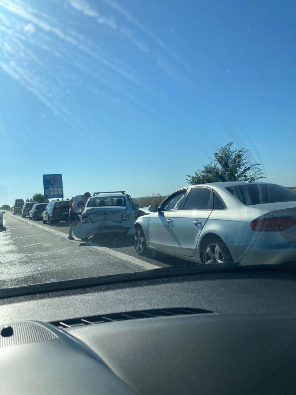 Coadă de maşini de cinci kilometri în drumul spre mare. Trei accidente rutiere au avut loc pe A2 spre Constanţa 849448