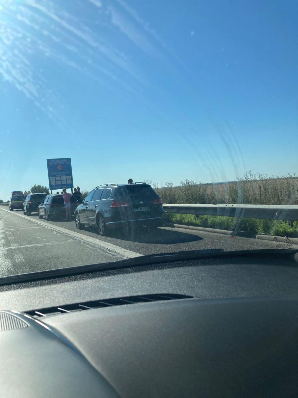 Coadă de maşini de cinci kilometri în drumul spre mare. Trei accidente rutiere au avut loc pe A2 spre Constanţa 849449