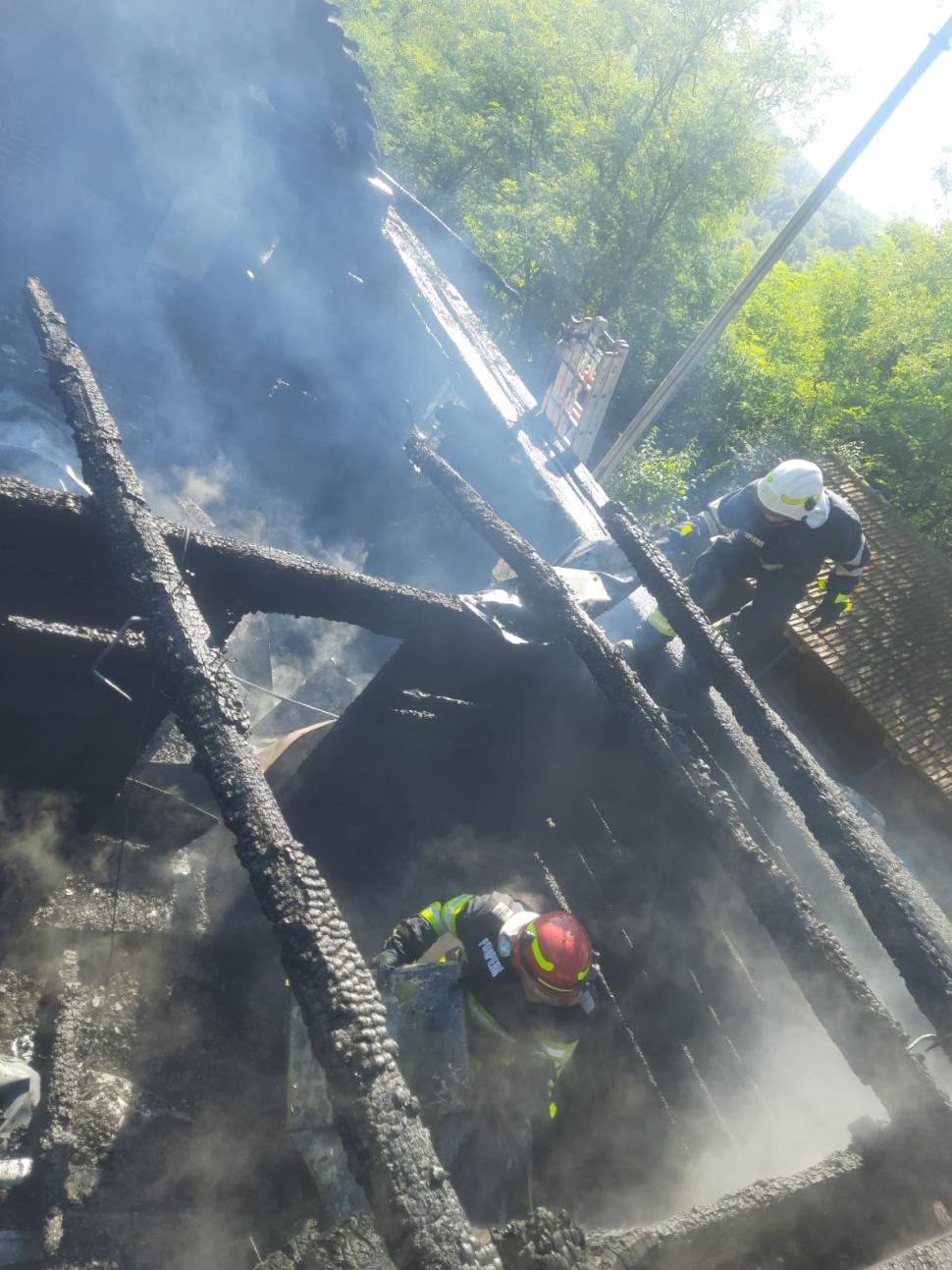 Flăcări până la cer! O biserică de legendă din Vâlcea s-a făcut scrum în doar câteva minute 849478