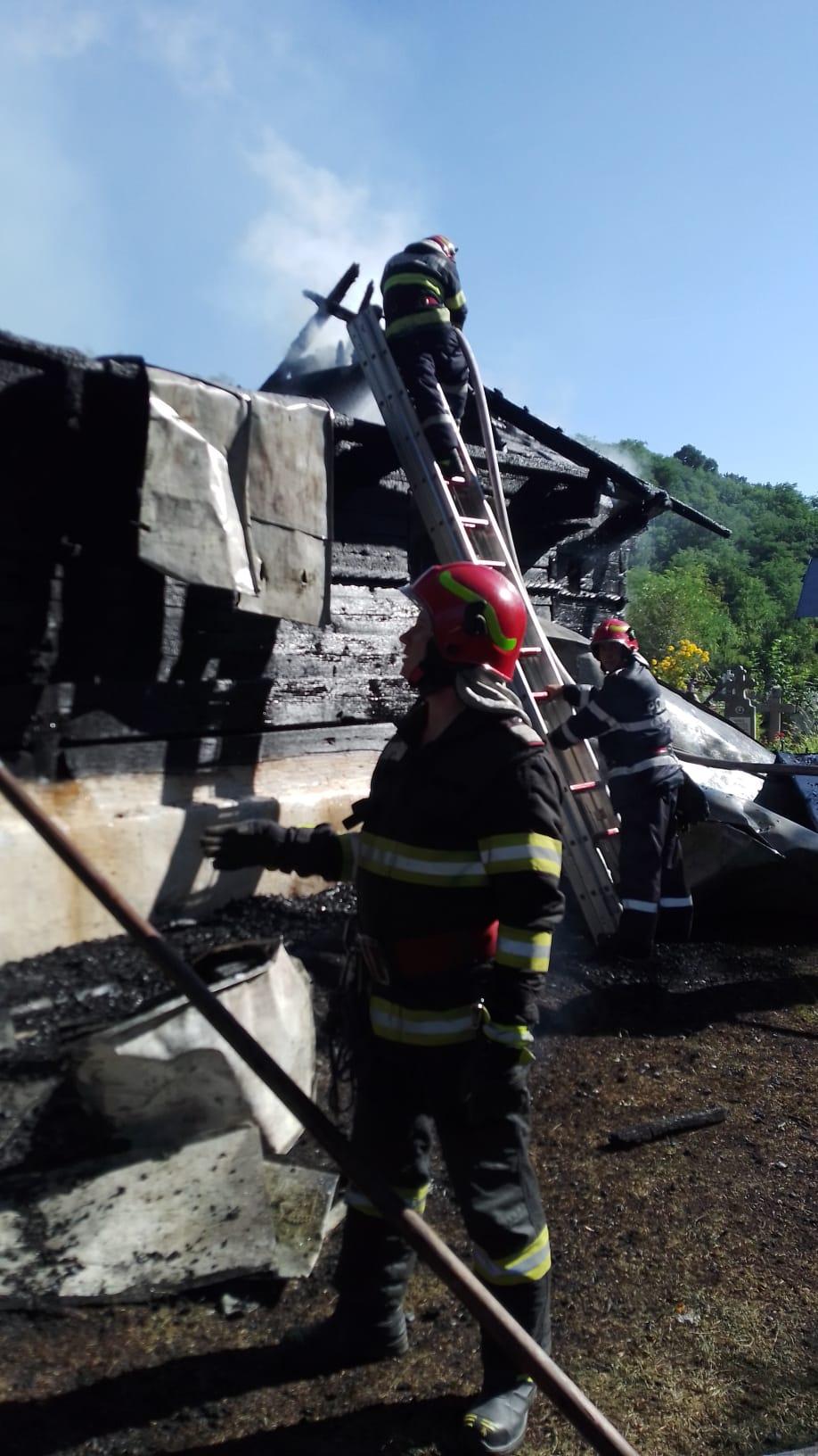 Flăcări până la cer! O biserică de legendă din Vâlcea s-a făcut scrum în doar câteva minute 849479