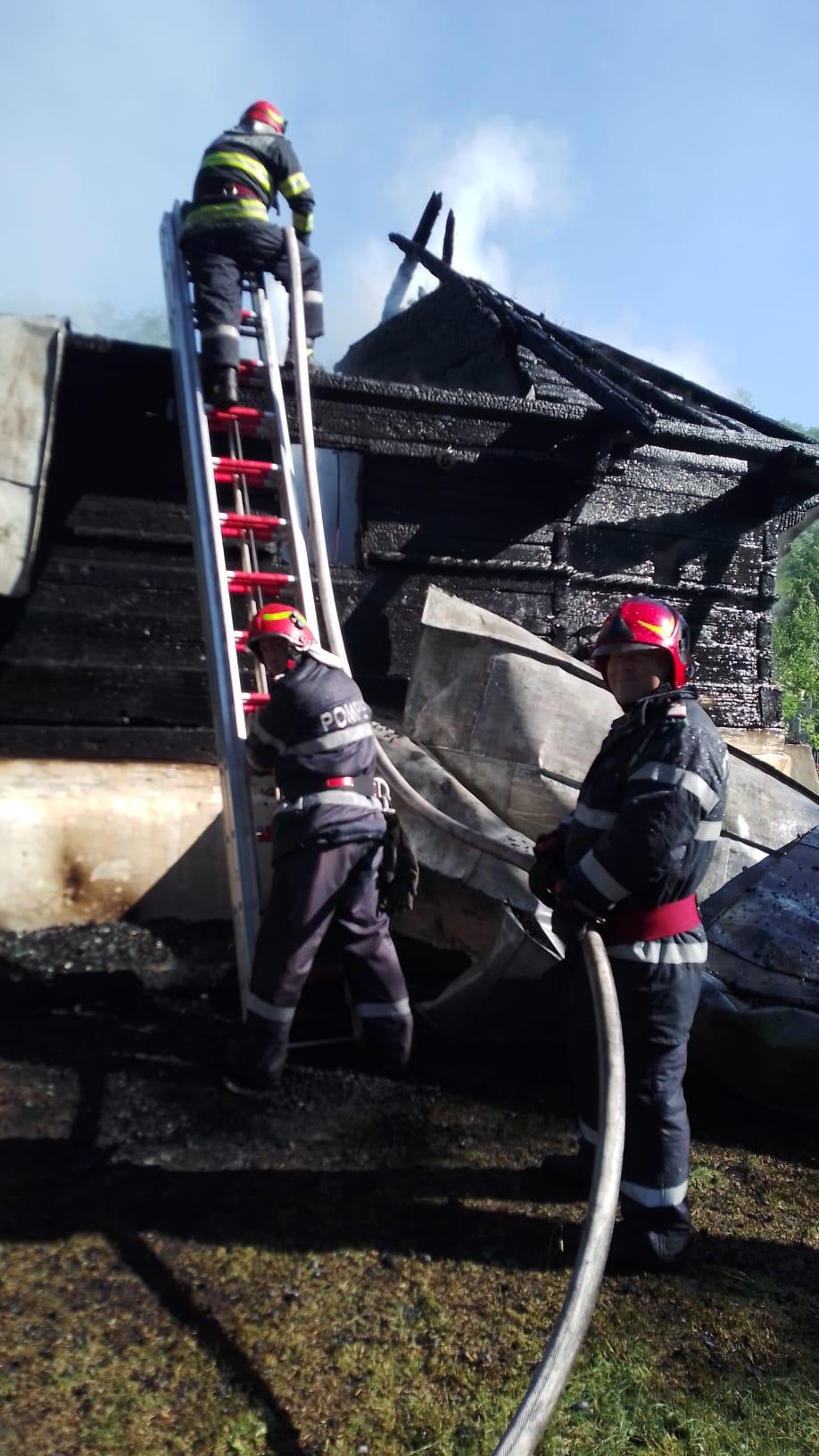 Flăcări până la cer! O biserică de legendă din Vâlcea s-a făcut scrum în doar câteva minute 849480