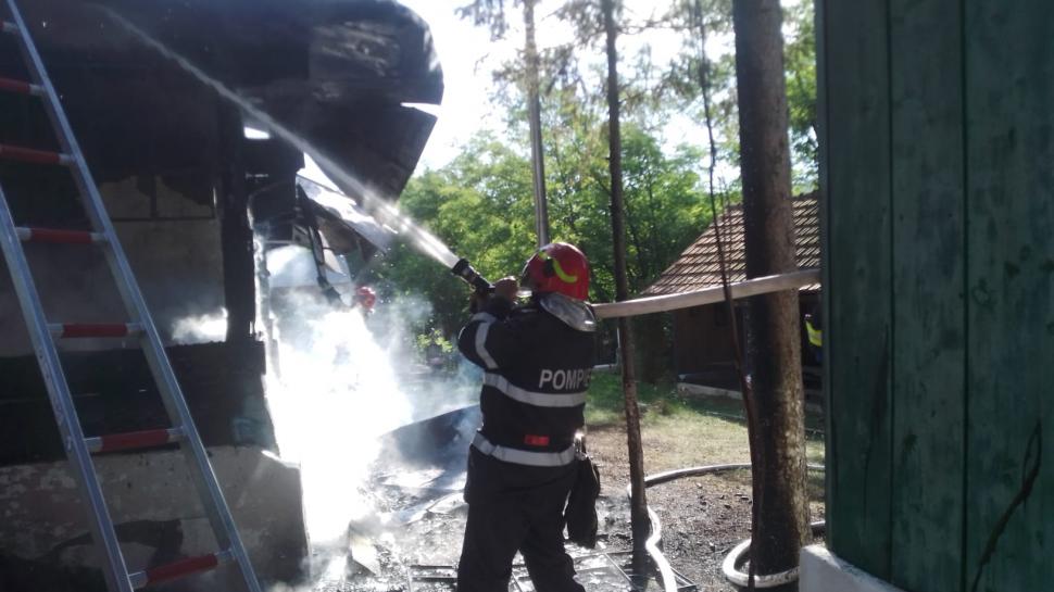 Flăcări până la cer! O biserică de legendă din Vâlcea s-a făcut scrum în doar câteva minute 849482