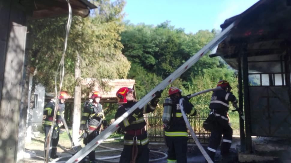 Flăcări până la cer! O biserică de legendă din Vâlcea s-a făcut scrum în doar câteva minute 849483