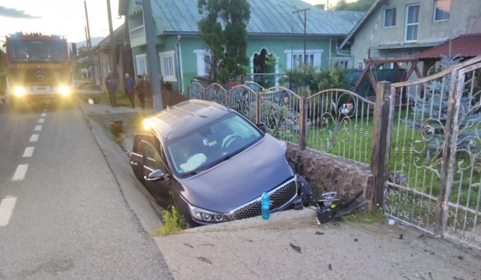 Un şofer a intrat cu toată maşina într-un şanţ, în Mijlocienii Bârgăului. Cinci persoane sunt rănite, printre care doi copii 849597