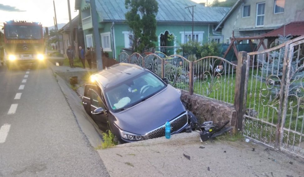Un şofer a intrat cu toată maşina într-un şanţ, în Mijlocienii Bârgăului. Cinci persoane sunt rănite, printre care doi copii
