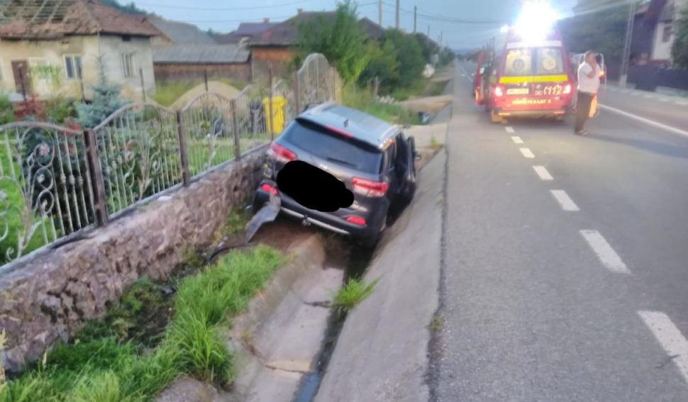 Un şofer a intrat cu toată maşina într-un şanţ, în Mijlocienii Bârgăului. Cinci persoane sunt rănite, printre care doi copii 849598