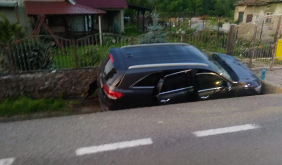 Un şofer a intrat cu toată maşina într-un şanţ, în Mijlocienii Bârgăului. Cinci persoane sunt rănite, printre care doi copii 849599