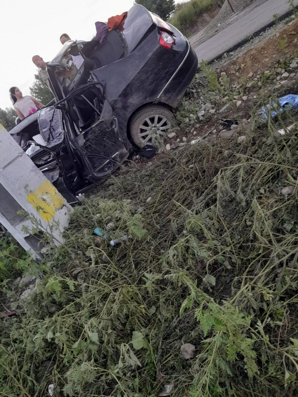 Doi tineri au murit și alţi trei au fost răniți după ce mașina în care se aflau a părăsit drumul și a lovit un stâlp, în Dolj 849694