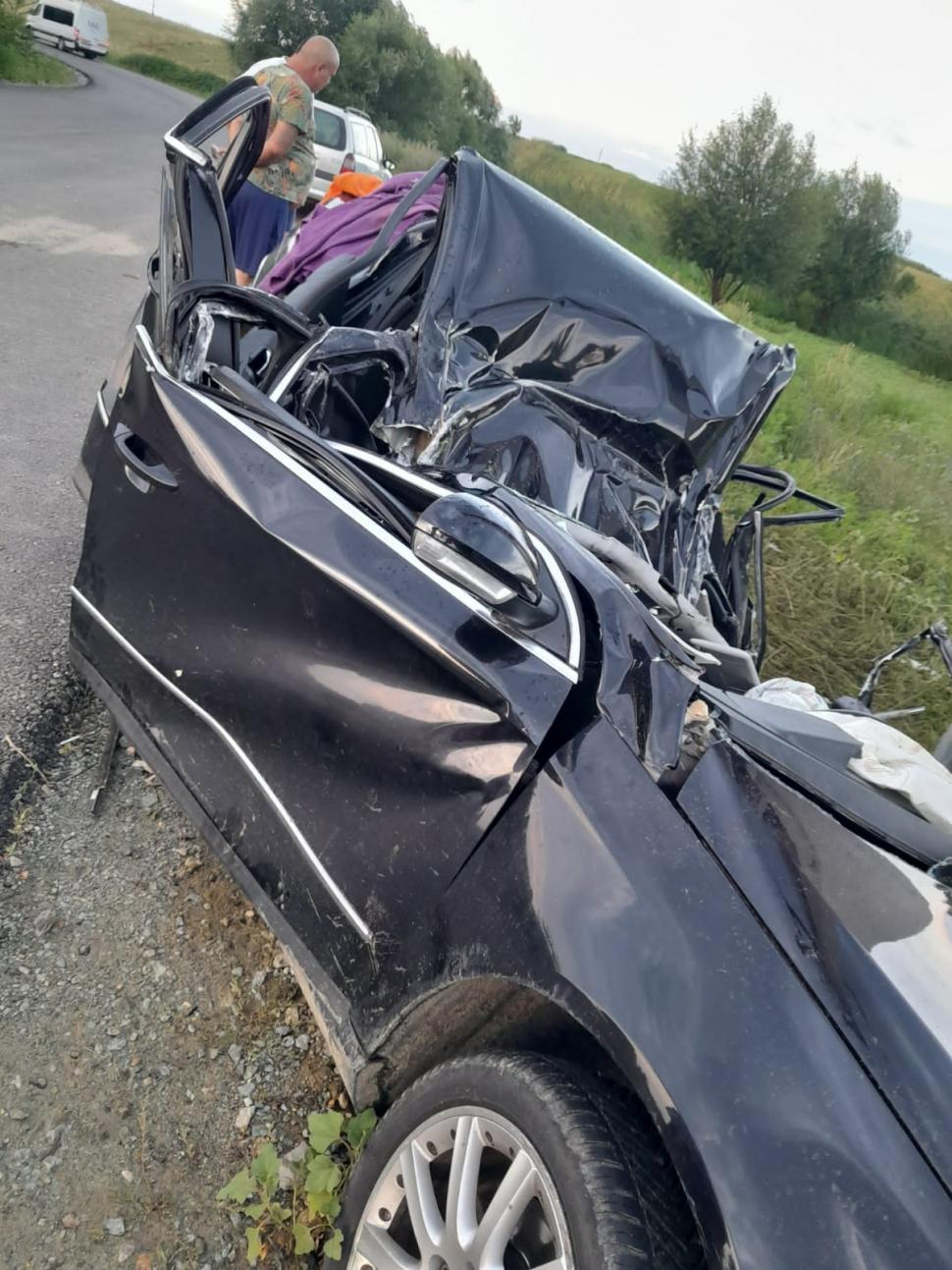 Doi tineri au murit și alţi trei au fost răniți după ce mașina în care se aflau a părăsit drumul și a lovit un stâlp, în Dolj 849695